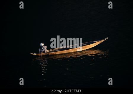 INDE, MEGHALAYA, DISTRICT OUEST de JAINTIA HILLS, 22 décembre 2016, Boatman dans la rivière Umngot, Dawki la nuit Banque D'Images