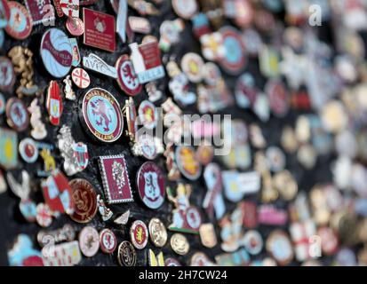 Badges Aston Villa en vente à l'extérieur du sol avant le match de la Premier League à Villa Park, Birmingham.Date de la photo: Samedi 20 novembre 2021. Banque D'Images