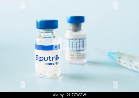 Le vaccin Spoutnik lumière de l'infection à coronovirus covid 19 sur fond bleu. 18 janvier 2021, Barnaul, Russie. Banque D'Images