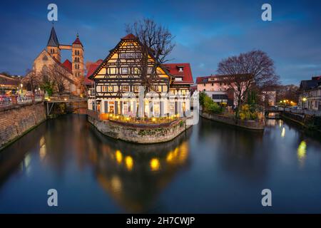 Esslingen am Neckar, Allemagne.Image de paysage urbain de la vieille ville pittoresque d'Esslingen am Neckar, Allemagne située dans la région de Stuttgart au crépuscule bleu h. Banque D'Images