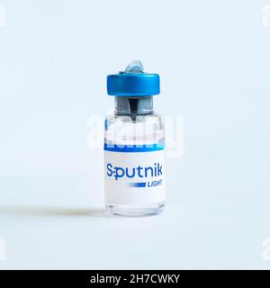 Le vaccin Spoutnik lumière de l'infection à coronovirus covid 19 sur fond bleu. 18 janvier 2021, Barnaul, Russie. Banque D'Images