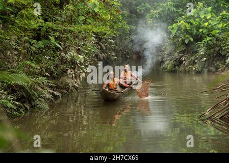 INDONÉSIE, SUMATRA OUEST, 20 février 2018, population tribale de Mentawai pêchant en bateau Banque D'Images