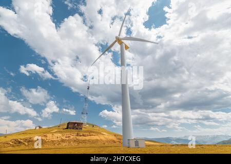 Générateurs de vent et moulins à vent magnifiques et puissants au sommet de la montagne.Les énergies alternatives peuvent sauver l’humanité du réchauffement climatique Banque D'Images