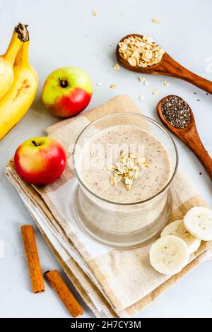 Flocons d'avoine, smoothie dans les verres, Photographie alimentaire saine Banque D'Images