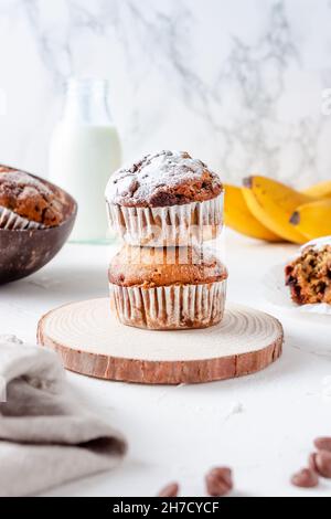 Muffins à la banane avec copeaux de chocholate sur une planche de bois Banque D'Images