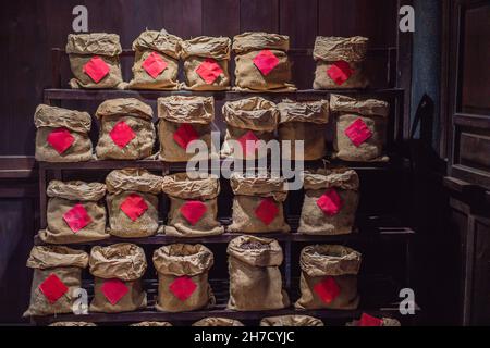 Sacs en tissu avec herbes, espace de copie pour les inscriptions à base de plantes Banque D'Images