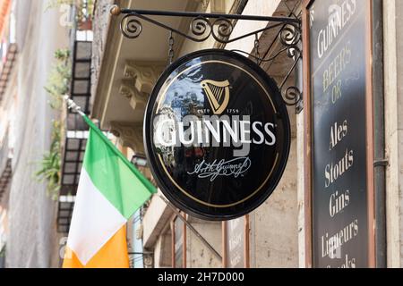 VALENCE, ESPAGNE - 19 NOVEMBRE 2021 : Guinness est une pilade irlandaise.C'est l'une des marques d'alcool les plus réussies Banque D'Images