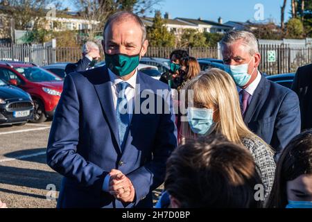 Knocknaheeny, Cork, Irlande.22 novembre 2021.An Taoiseach, Micheál Martin a lancé aujourd'hui la semaine de sensibilisation du Collège 2021 et a planté un arbre à l'école Terence MacSwiney de Knocknaheeny, Cork.Crédit : AG News/Alay Live News Banque D'Images