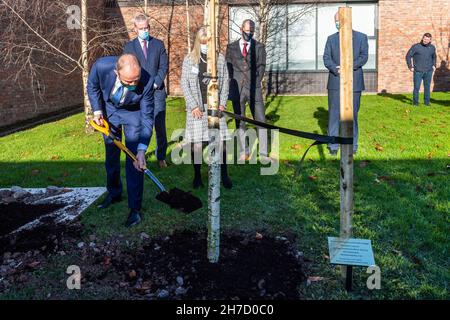 Knocknaheeny, Cork, Irlande.22 novembre 2021.An Taoiseach, Micheál Martin a lancé aujourd'hui la semaine de sensibilisation du Collège 2021 et a planté un arbre à l'école Terence MacSwiney de Knocknaheeny, Cork.Crédit : AG News/Alay Live News Banque D'Images