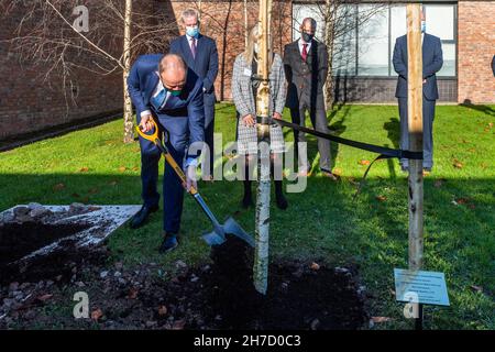 Knocknaheeny, Cork, Irlande.22 novembre 2021.An Taoiseach, Micheál Martin a lancé aujourd'hui la semaine de sensibilisation du Collège 2021 et a planté un arbre à l'école Terence MacSwiney de Knocknaheeny, Cork.Crédit : AG News/Alay Live News Banque D'Images