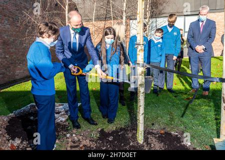 Knocknaheeny, Cork, Irlande.22 novembre 2021.An Taoiseach, Micheál Martin a lancé aujourd'hui la semaine de sensibilisation du Collège 2021 et a planté un arbre à l'école Terence MacSwiney de Knocknaheeny, Cork.Crédit : AG News/Alay Live News Banque D'Images