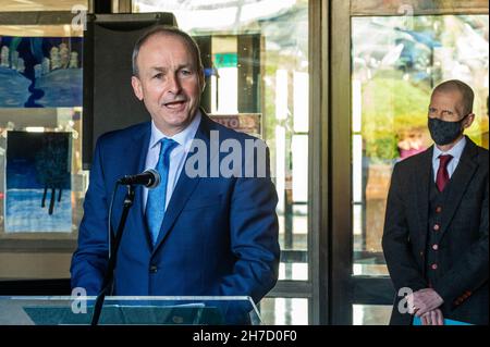 Knocknaheeny, Cork, Irlande.22 novembre 2021.An Taoiseach, Micheál Martin a lancé aujourd'hui la semaine de sensibilisation du Collège 2021 et a planté un arbre à l'école Terence MacSwiney de Knocknaheeny, Cork.Crédit : AG News/Alay Live News Banque D'Images