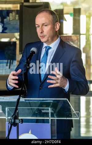 Knocknaheeny, Cork, Irlande.22 novembre 2021.An Taoiseach, Micheál Martin a lancé aujourd'hui la semaine de sensibilisation du Collège 2021 et a planté un arbre à l'école Terence MacSwiney de Knocknaheeny, Cork.Crédit : AG News/Alay Live News Banque D'Images