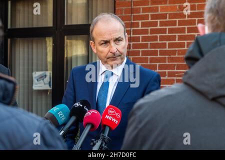 Knocknaheeny, Cork, Irlande.22 novembre 2021.An Taoiseach, Micheál Martin a lancé aujourd'hui la semaine de sensibilisation du Collège 2021 et a planté un arbre à l'école Terence MacSwiney de Knocknaheeny, Cork.Crédit : AG News/Alay Live News Banque D'Images