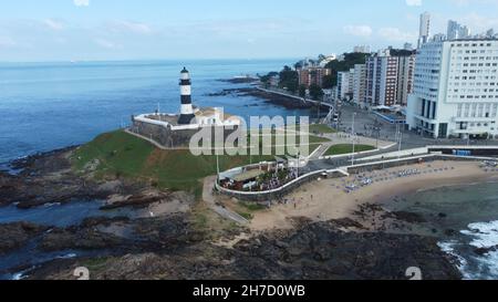 salvador, bahia, brésil - 21 novembre 2021 : vue aérienne de forte de Santo Antonio - Farol da Barra - dans la ville de Salvador. Banque D'Images