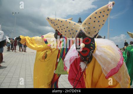 salvador, bahia, brésil - 21 novembre 2021: Des personnes vêtues de Pierrot sont vues lors d'une manifestation pour approbation de la canval dans la ville de Salva Banque D'Images