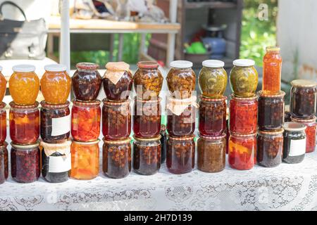 Des confitures avec des cônes, des noix et du miel sont vendues sur le marché local.Bonbons naturels utiles et curatifs et compléments alimentaires Banque D'Images