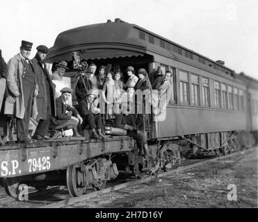 Réalisateur SAM WOOD GLORIA SWANSON écrivain ELINOR GLYN et MILTON SE MET sur la plate-forme d'observation du train arrière pendant le tournage du GRAND MOMENT 1921 réalisateur SAM Wood Story ELINOR GLYN cinématographie Alfred Gilks assistant caméra Osmond Borradaile célèbres joueurs - Lasky Corporation / Paramount Pictures Banque D'Images