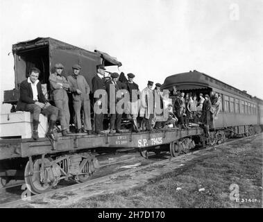 Réalisateur SAM WOOD GLORIA SWANSON écrivain ELINOR GLYN et MILTON SE MET sur la plate-forme d'observation du train arrière pendant le tournage du GRAND MOMENT 1921 réalisateur SAM Wood Story ELINOR GLYN cinématographie Alfred Gilks assistant caméra Osmond Borradaile célèbres joueurs - Lasky Corporation / Paramount Pictures Banque D'Images