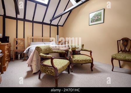 Stradishall, Suffolk, Angleterre - juin 4 2020: Chambre dans un cottage britannique meublé traditionnellement avec un haut plafond voûté et des poutres peintes en noir Banque D'Images