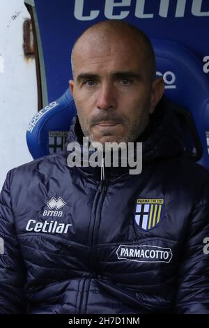 Parme, Italie.21 novembre 2021.Enzo Maresca l'entraîneur en chef de Parme Calcio regarde depuis le dugout avant de se lancer dans le match de la série B au Stadio Ennio Tardini, Parme.Crédit photo à lire: Jonathan Moscrop/Sportimage crédit: Sportimage/Alamy Live News crédit: Sportimage/Alamy Live News Banque D'Images