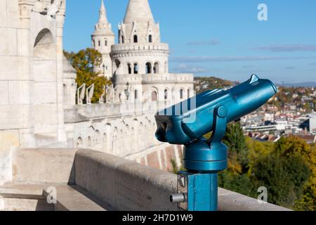 Gros plan d'une paire de jumelles bleues à Budapest, Hongrie Banque D'Images