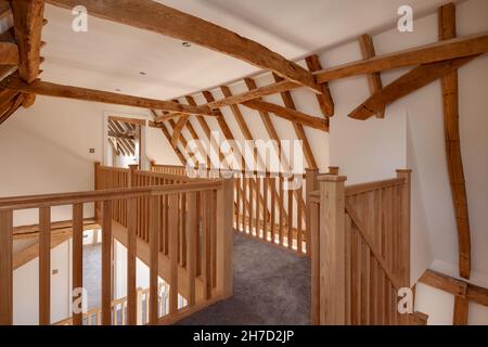 Great Sampford, Essex - avril 16 2020: Accueil intérieur premier étage palier à galléried avec balcon en bois naturel, plafond voûté et poutres Banque D'Images