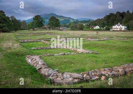 Quartier romain de fort Lake, vue sur les vestiges excavés d'un fort romain à Waterhead (connu sous le nom de Galava) à côté du lac Windermere à Cumbria, Angleterre, Royaume-Uni Banque D'Images
