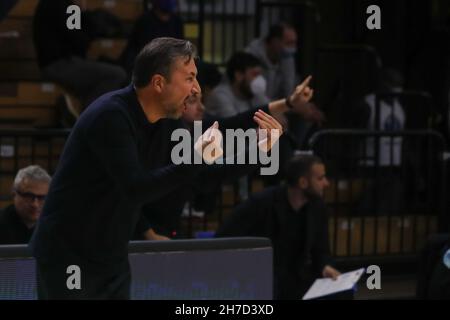 Cremona, Italie.21 novembre 2021.Luca Banchi (Carpegna Prosciutto Pesaro) durable Vanoli Panier Cremona vs Carpegna Prosciutto Pesaro, Campionato di basket série A in Cremona, Italia, 21 novembre 2021 crédit: Independent photo Agency/Alay Live News Banque D'Images