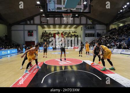 Cremona, Italie.21 novembre 2021.Tiro libero di Jalen Harris (Vanoli Cremona) durante Vanoli Panier Cremona vs Carpegna Prosciutto Pesaro, Campionato di basket série A in Cremona, Italia, 21 novembre 2021 crédit: Independent photo Agency/Alay Live News Banque D'Images