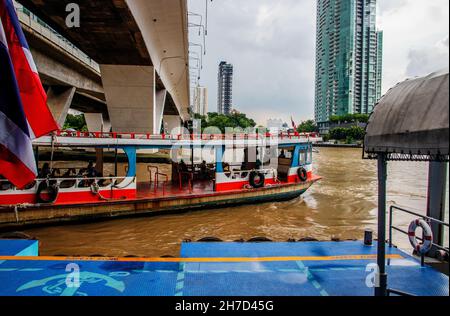 Un ferry traverse la rivière Chao Phraya à l'embarcadère Sathorn à Bangkok, en Thaïlande, en Asie du Sud-est Banque D'Images