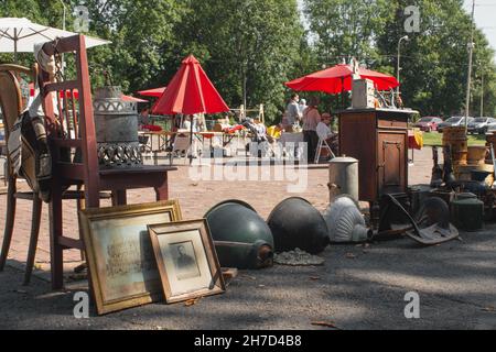 Lviv, Ukraine - 30 août 2020 : lavabos et lavabos en métal d'époque, photos anciennes de personnes inconnues et autres antiquités sur le marché aux puces ou Banque D'Images