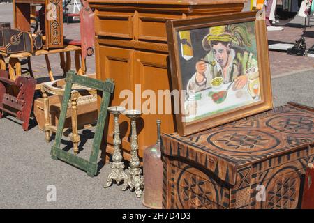 Lviv, Ukraine - 30 août 2020 : antiquités sur le marché aux puces ou festival traditionnel - différentes choses anciennes en bois, boîtes, coffres, cadres photo et Banque D'Images