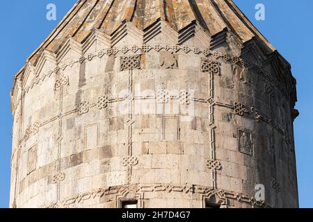 Détails architecturaux gros plan du dôme de l'église arménienne dans le monastère de Tatev Banque D'Images