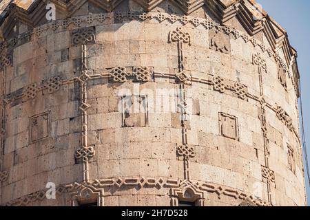 Détails architecturaux gros plan du dôme de l'église arménienne dans le monastère de Tatev Banque D'Images