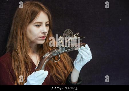 Londres Royaume-Uni lundi 22 novembre Bonhams Arms and Armor vente Un testeur de poudre à montage en argent Flintlock indien très rare.(Eprouvette) fin du 18 siècle est £ 5,000-7,000.Paul Quezada-Neiman/Alamy Live News Banque D'Images