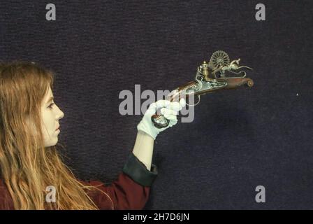 Londres Royaume-Uni lundi 22 novembre Bonhams Arms and Armor vente Un testeur de poudre à montage en argent Flintlock indien très rare.(Eprouvette) fin du 18 siècle est £ 5,000-7,000.Paul Quezada-Neiman/Alamy Live News Banque D'Images