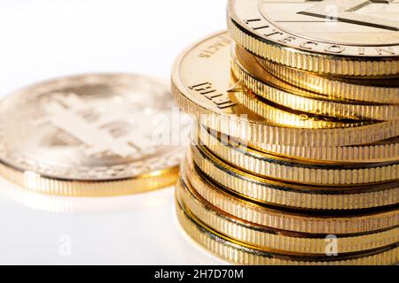 Une pile de crypto-monnaies et un seul bitcoin à côté Banque D'Images