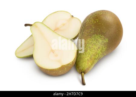 Poire de conférence verte isolée sur fond blanc avec masque et profondeur de champ totale Banque D'Images