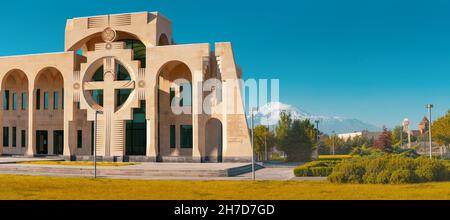 17 mai 2021, Vagharshalat, Arménie : vue panoramique du bâtiment de la bibliothèque Manoukienne Manuscript dans le complexe apostolique d'Etchmiadzin. Banque D'Images