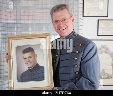 Diplômé de West Point mature montre son école Portrait dans passage du temps thème, USA Banque D'Images