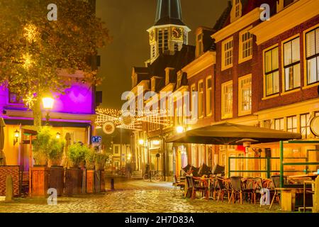 Vue en soirée sur la place du centre-ville de Roode Steen avec décoration de noël dans la ville hollandaise de Hoorn, aux pays-Bas Banque D'Images