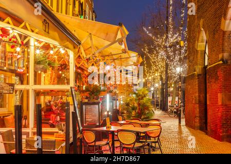 Alkmaar, pays-Bas - 10 novembre 2021 : vue sur l'ancienne place Dutch Waagplein avec bars, restaurants et décoration de noël Banque D'Images