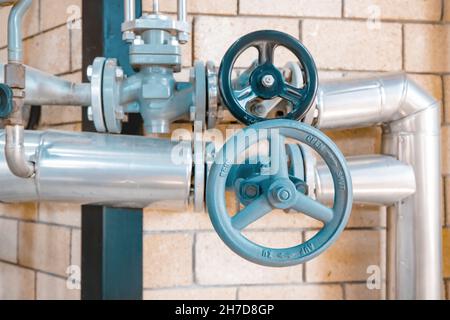 Un système de tuyaux de chauffage avec vannes allant de la chaudière dans le sous-sol aux chambres de la maison.Réparation et concept industriel Banque D'Images