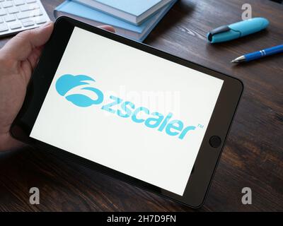 KIEV, UKRAINE - 20 octobre 2021.Tablette avec logo de la société Zscaler à l'écran. Banque D'Images