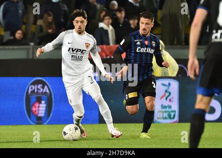 Pise, Italie.21 novembre 2021.Salvatore Elia (Benevento) et Gaetano Masucci (Pise) pendant l'AC Pise vs Benevento Calcio, Ligue italienne de championnat de football BKT à Pise, Italie, novembre 21 2021 crédit: Agence de photo indépendante / Alay Live News Banque D'Images