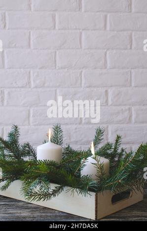 Décoration floristique de Noël simple pour table de fête Banque D'Images