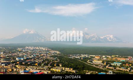 Vue sur la ville de Petropavlovsk-Kamchatsky sur fond de volcans, Kamchatka, Russie Banque D'Images