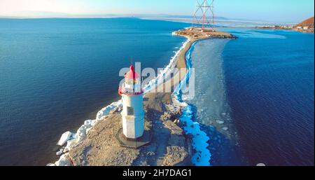 Photographie aérienne Tokarev phare sur l'arrière-plan de la mer bleue. Vladivostok, Russie. Banque D'Images