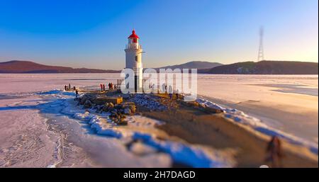 Vladivostok, Primorsky Krai. Vue aérienne sur le paysage marin avec vue sur le phare de Tokarev. Banque D'Images